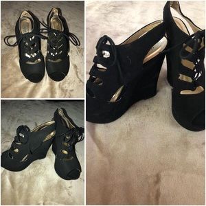 Black wedges